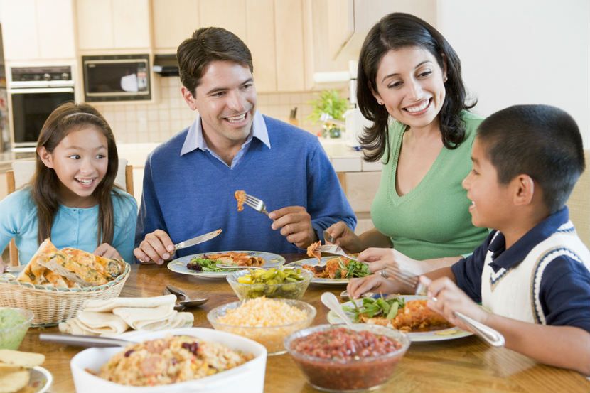 Bicara dengan Mulut Penuh Makanan Dianggap Biasa Oleh Anak Muda
