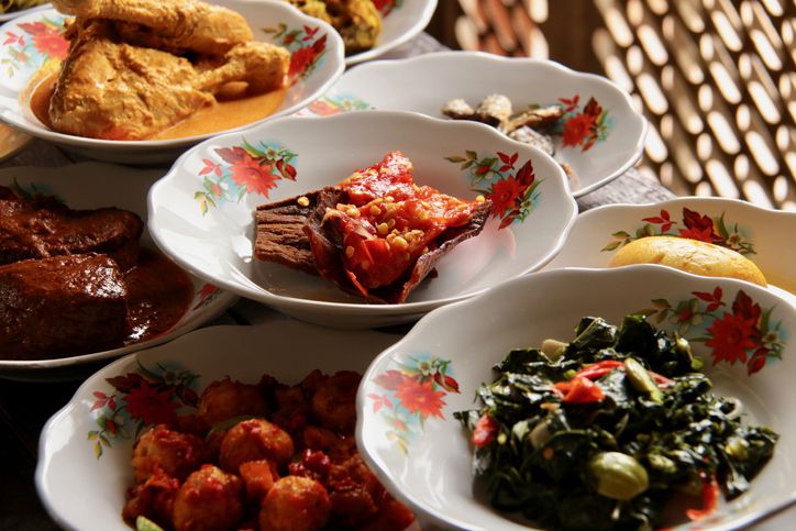 Ditodong traktir makan di restoran Padang
