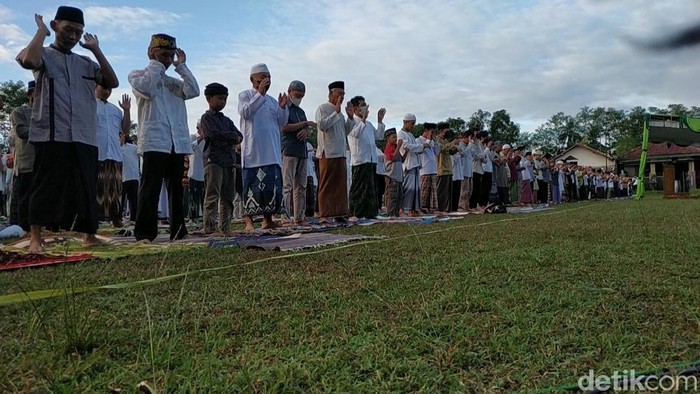 Dua ormas di Pacitan menggelar salat Idul Adha pada Sabtu (9/7/2022) pagi. Dua organisasi tersebut adalah Muhammadiyah dan Majelis Tafsir Al Quran (MTA). Salat diikuti ratusan jemaah.