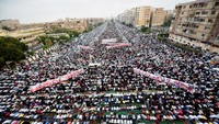 Masjid El-Seddik di Kairo menjadi salah satu titik penyelenggaraan salat Id di Mesir. REUTERS/Mohamed Abd El Ghany