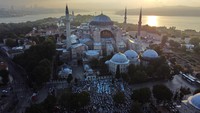 Masjid Hagia Sophia juga menggelar salat Id bagi para umat di Istanbul, Turki. REUTERS/Murad Sezer