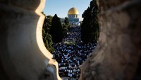 Di Palestina, warga menunaikan salat Id di bukit bait suci, Kota Tua Yerusalem. EUTERS/Ammar Awad