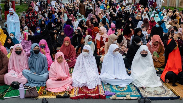 Umat muslim di dunia saat ini tengah merayakan Idul Adha. Nah, berikut foto-foto salat id dari berbagai belahan dunia.