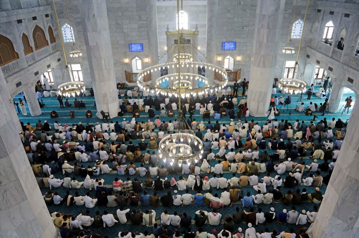 Umat muslim di dunia saat ini tengah merayakan Idul Adha. Nah, berikut foto-foto salat id dari berbagai belahan dunia.
