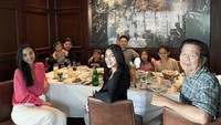 Jessica Iskandar merupakan sosok ibu yang dekat dengan keluarga besarnya. Tidak jarang dirinya mengadakan pertemuan untuk sekadar makan bersama dengan saudara dan orang tuanya. Foto: Instagram/inijedar