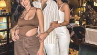 Jessica juga tampak akrab dengan adik dari suaminya, Vincent Verhaag. Makan malam dan hangout bersama di bar menjadi gayanya untuk menjalin silaturahmi. Foto: Instagram/inijedar