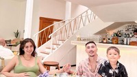 Sejak mengandung anak keduanya, Jessica dan Vincent tetap memperhatikan anak pertamanya El Barack. Ketiganya kerap makan siang bersama di sebuah restoran ternama. Foto: Instagram/inijedar