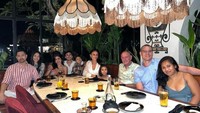 Keluarga Vincent Verhaag yang tinggal di Bali juga dekat dengan Jessica Iskandar. Makan malam ditemani beberapa gelas bir jadi cara mereka bersantai. Foto: Instagram/inijedar