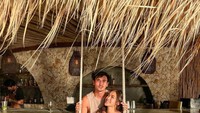 Jessica Iskandar dan Vincent juga selalu tampil romantis. Seperti ketika mereka makan di kafe tepi pantai dengan mengenakan pakaian senada dan terlihat kompak. Foto: Instagram/inijedar