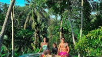 Saat berlibur bersama, Jessica, Vincent dan El Barack tak melewatkan momen sarapan. Ketiganya bahkan paling senang floating breakfast di tengah alam. Foto: Instagram/inijedar