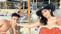 Keromantisan Jessica Iskandar dan Vincent juga selalu diperlihatkan. Keduanya juga tak sungkan untuk foto mesra saat hangout di beach club. Foto: Instagram/inijedar