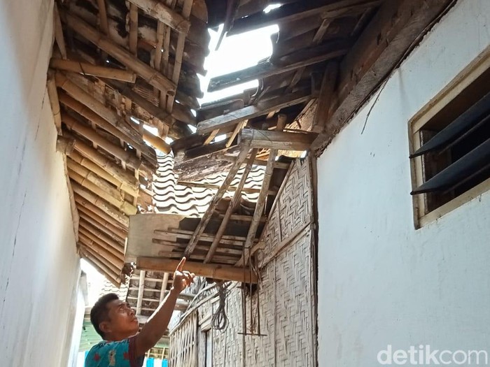 Gempa meruntuhkan atap rumah warga Jember
