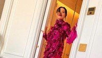 Bahkan, Hwasa juga bertemu dan duduk bersebalahan dengan Anne Hathaway. Foto: (dok. Instagram)