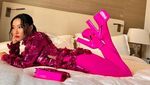 Serba Pink! Hwasa MAMAMOO Curi Perhatian di Roma