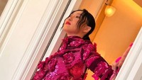 Hwasa mengenakan busana serba pink saat menghadiri acara tersebut. Foto: (dok. Instagram)