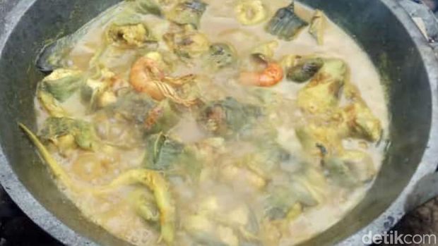 Ikan payo kuliner khas Kampung Miduana. Bagi orang awam hidangan ini mungkin agak ekstrem.