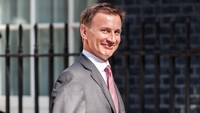 Mantan menteri luar negeri, Jeremy Hunt, rada di urutan kedua sebagai calon perdana menteri dari Partai Konservatif pada 2018. Dia menawarkan gaya kepemimpinan yang lebih serius dan tidak terlalu kontroversial setelah gejolak kepemimpinan Johnson. Hunt mengatakan dia memilih untuk menggulingkan Johnson dalam mosi tidak percaya bulan lalu yang dimenangkan oleh Johnson. Hunt mendukung Inggris tetap di Uni Eropa menjelang pemungutan suara tahun 2016.