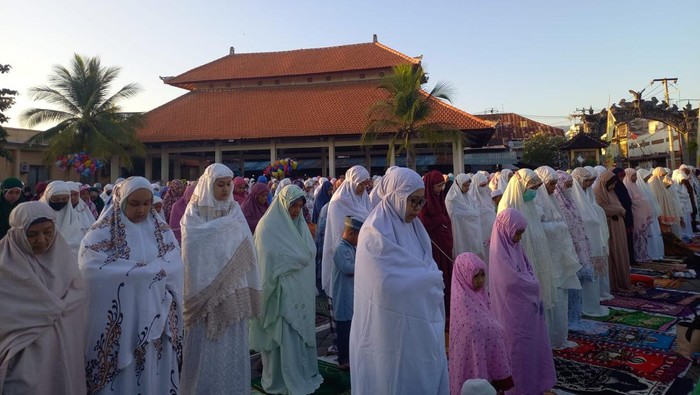 Jamaah Muhammadiyah Buleleng melaksanakan Salat Idul Adha 1443 di areal Eks Pelabuhan Buleleng, Sabtu (9/8/2022).