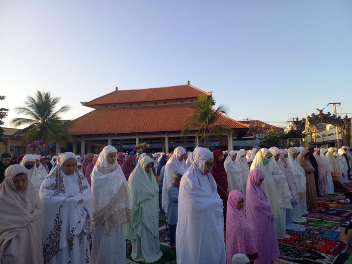 Jamaah Muhammadiyah Buleleng melaksanakan Salat Idul Adha 1443 di areal Eks Pelabuhan Buleleng, Sabtu (9/8/2022).