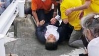 Orang-orang di lokasi sempat mendengar suara tembakan sebelum Abe ambruk. Ada dua kali suara tembakan yang terdengar dan Abe terlihat berdarah. Polisi menyebut Abe ditembak dari belakang.