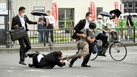 Tak lama setelah Abe tumbang, polisi menangkap seorang pria terkait penembakan Abe. Dilansir CNN, foto-foto penangkapan pria itu tersebar di media sosial.