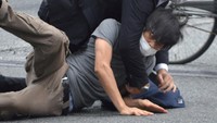 Pria yang belakangan diketahui sebagai eks angkatan laut Jepang itu tampak dipegangi oleh sejumlah petugas.