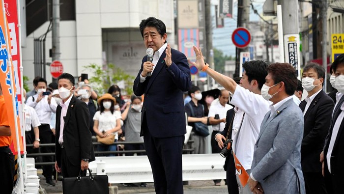 A man who is believed to be former Japanese Prime Minister Shinzo Abe is carried on a stretcher as he arrives at a hospital in Kashihara, Nara Prefecture, western Japan, July 8, 2022 in this photo taken by Kyodo. Kyodo via REUTERS ATTENTION EDITORS - THIS IMAGE WAS PROVIDED BY A THIRD PARTY. MANDATORY CREDIT. JAPAN OUT. NO COMMERCIAL OR EDITORIAL SALES IN JAPAN     TPX IMAGES OF THE DAY