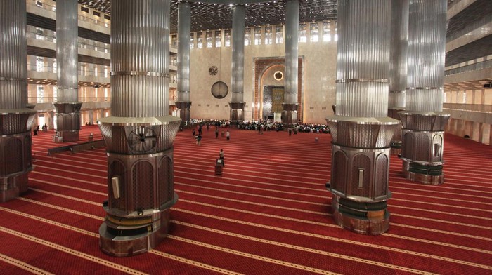 Umat Islam melaksanakan shalat Dzuhur di Masjid Istiqlal, Jakarta, Sabtu (9/7/2022). Masjid Istiqlal akan menggelar shalat Idul Adha 1443 H pada hari Minggu, 10 Juli 2022 dengan kapasitas 200.000 jamaah. ANTARA FOTO/Reno Esnir/aww. *** Local Caption ***