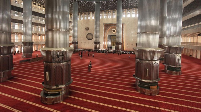 JELANG IDUL ADHA DI MASJID ISTIQLAL Umat Islam melaksanakan shalat Dzuhur di Masjid Istiqlal, Jakarta, Sabtu (9/7/2022). Masjid Istiqlal akan menggelar shalat Idul Adha 1443 H pada hari Minggu, 10 Juli 2022 dengan kapasitas 200.000 jamaah. ANTARA FOTO/Reno Esnir/aww. *** Local Caption ***