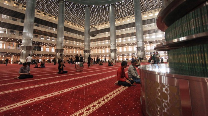 JELANG IDUL ADHA DI MASJID ISTIQLAL Umat Islam melaksanakan shalat Dzuhur di Masjid Istiqlal, Jakarta, Sabtu (9/7/2022). Masjid Istiqlal akan menggelar shalat Idul Adha 1443 H pada hari Minggu, 10 Juli 2022 dengan kapasitas 200.000 jamaah. ANTARA FOTO/Reno Esnir/aww. *** Local Caption ***