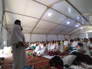Menuju Kepulangan Jemaah Haji, Satgas COVID-19: Penjemput Dilarang Ngobrol!