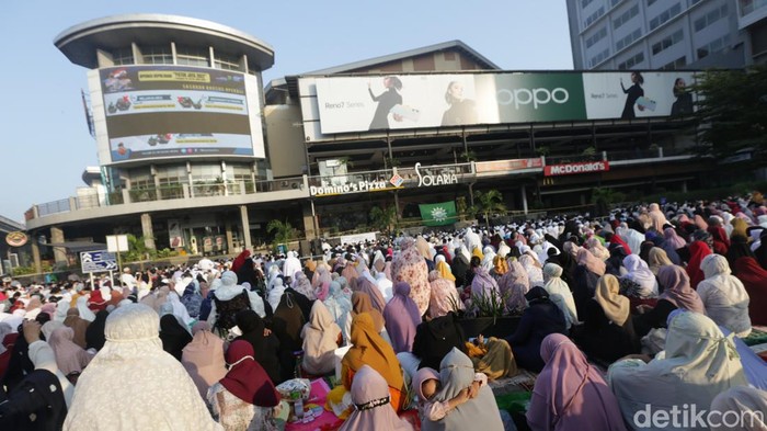 Jemaah Muhammadiyah melaksanakan sholat Idul Adha di Parkiran Bekasi Cyber Park, Kota Bekasi, Jawa Barat, Sabtu (9/7/2022).