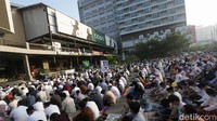 Ratusan jemaah berkumpul menunaikan salat Idul Adha.