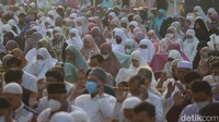 Terlihat sejumlah jemaah pun mematuhi prokes dengan mengenakan masker.