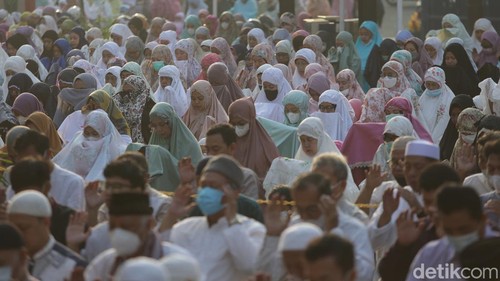 Jemaah Muhammadiyah melaksanakan sholat Idul Adha di Parkiran Bekasi Cyber Park, Kota Bekasi, Jawa Barat, Sabtu (9/7/2022).