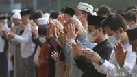 Salat dilalukan dengan khusyuk dan khidmat.