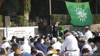 Para jemaah pun khidmat mendengarkan ceramah.