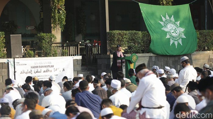 Jemaah Muhammadiyah melaksanakan sholat Idul Adha di Parkiran Bekasi Cyber Park, Kota Bekasi, Jawa Barat, Sabtu (9/7/2022).