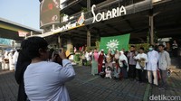 Usai salat, beberapa warga terlihat swafoto bersama.