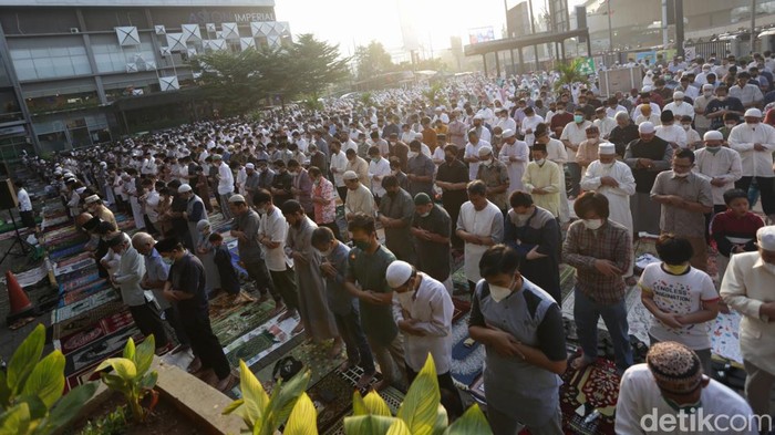 Jemaah Muhammadiyah Bekasi Gelar Salat Idul Adha di Cyber Park Jemaah Muhammadiyah melaksanakan sholat Idul Adha di Parkiran Bekasi Cyber Park, Kota Bekasi, Jawa Barat, Sabtu (9/7/2022).