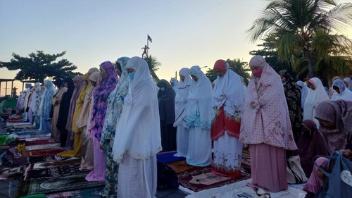 Jemaah Muhammadiyah Buleleng Melaksanakan Salat Idul Adha 1443 di Areal Eks Pelabuhan Buleleng, Singaraja, Kabupaten Buleleng, Bali, Sabtu (9/7/2022).