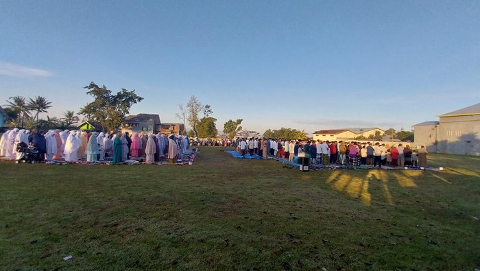 Ratusan jemaah salat Idul Adha di Lapangan Asrikaton, Kabupaten Malang. Sebab, Muhammadiyah menetapkan 10 Zulhijah 1443 Hijriah atau Idul Adha jatuh pada Sabtu (9/7/2022).