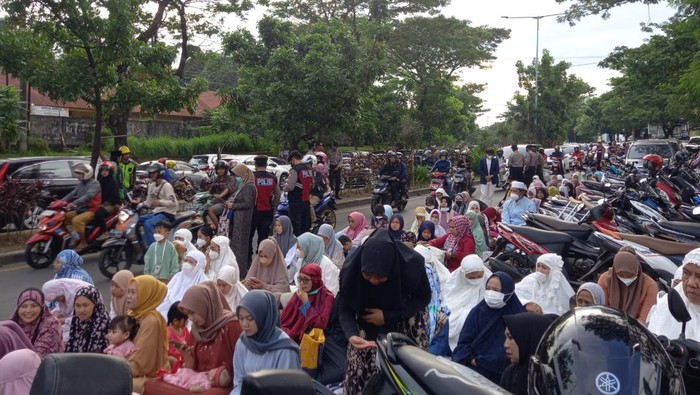 Jemaah Muhammadiyah salat Idul Adha di Makassar.