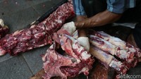 Diperlukan kecakapan dan pengalaman untuk memotong hewan kurban khususnya sapi.