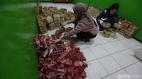 Potongan daging kemudian dimasukan ke dalam besek yang terbuat dari bambu untuk didistribusikan kepada warga.