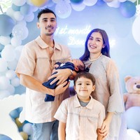 Di berbagai postingan, Jessica Iskandar terlihat percaya diri dengan bentuk tubuhnya setelah melahirkan. Tapi  tapi tentu ia ingin kembali ke ukuran idealnya. Karena itu, Jedar berusaha mengurangi bobot tubuh dngan cara sehat agar tidak mengganggu produksi ASI. Foto: Instagram @inijedar