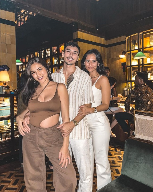 Dalam satu setengah bulan, beratnya sudah hampir kembali seperti semula. Selain pil jamu, ia pun dibantu dengan pemakaian korset. Foto: Instagram @inijedar