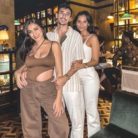 Dalam satu setengah bulan, beratnya sudah hampir kembali seperti semula. Selain pil jamu, ia pun dibantu dengan pemakaian korset. Foto: Instagram @inijedar