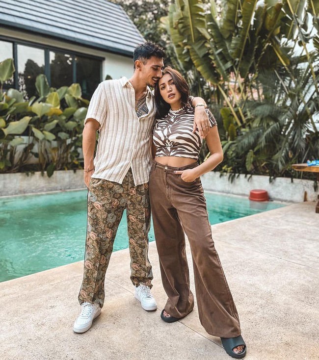 Aku pakai korset, dulu waktu lahiran El di Amerika, pakainya setelah balik ke Jakarta. Kalau yang ini (lahiran anak ke-2), setelah lahiran aku langsung pakai, dari ukuran XL sampe ukuran S, katanya dilansir DetikHot. Foto: Instagram @inijedar