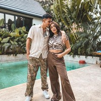 Aku pakai korset, dulu waktu lahiran El di Amerika, pakainya setelah balik ke Jakarta. Kalau yang ini (lahiran anak ke-2), setelah lahiran aku langsung pakai, dari ukuran XL sampe ukuran S, katanya dilansir DetikHot. Foto: Instagram @inijedar